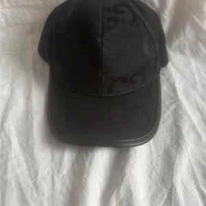 Gucci keps - Hej, endast använd ett fåtal gånger                           Hör av er om ni har några frågor