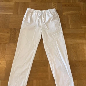Vita linnebyxor från Zara - Snygga vita linnebyxor från Zara i storlek M men pasar också S. Byxorna har elastisk midja och raka ben. Perfekta för en chill och skön sommar dag.