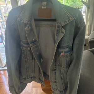 Jeansjacka - Jeansjacka från HM, perfekt att bara slänga över en oufit och jättebekväm