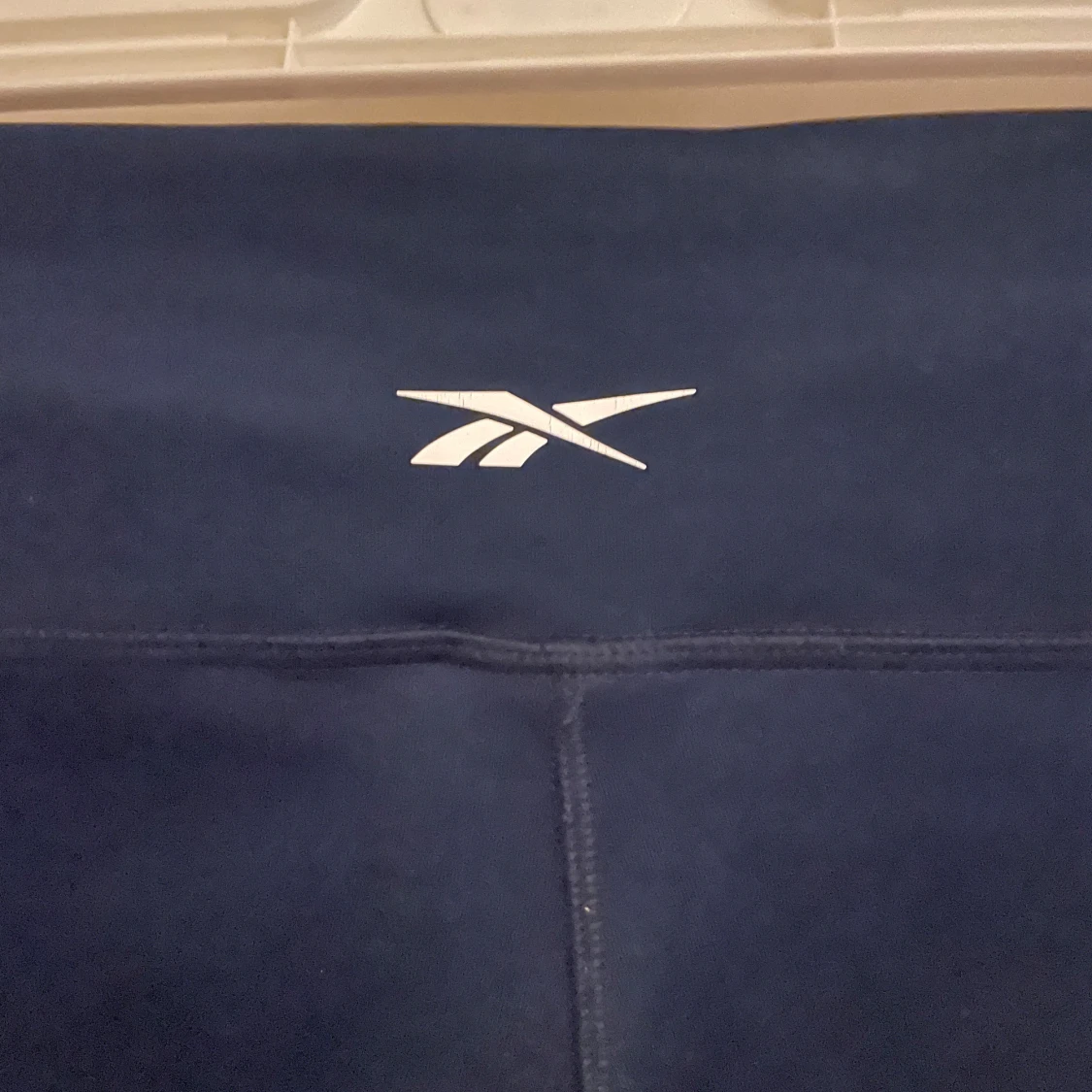 Mörkblå leggings från Reebok - 2