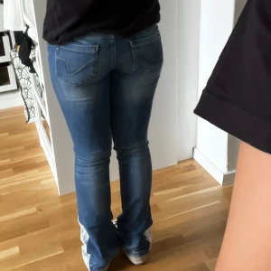 Lågmidjade jeans - Säljer söta jeans från only köpta på Karlaplan. Säljer dem eftersom dem inte kommer till andvändning 
