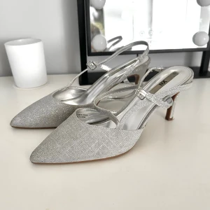 Klackskor - Glittriga klackar, endast använda på balen🥹köpta för 700kr