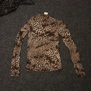 Leopard topp - Säljer denna snygga leopard topp, använd fåtal gånger, inga defekter förekommer, lite genomskinligt material