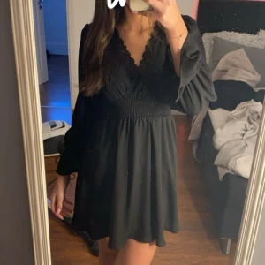 Svart klänning - Finns inga lappar, men tror den är från shein. Och att det är storlek Xs