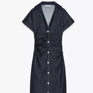 Jeans klänning  - Snygg jeans klänning från zara, orginalpris: 400, aldrig använd med prislapp kvar🤎