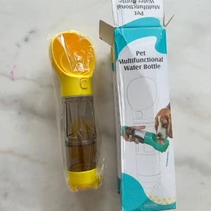 Mång Funktionell vatten flaska för husdjur katt och kund  - Designen kombinerar dryckestråget och koppen, vilket tillfredsställer ergonomi. Och det är bekvämt för enhandsanvändning, gör också lättare för ägaren att mata husdjursvatten och se till att det inte läcker när den inverteras på 360 grader. Designad med snodd på toppen, som också är lätt att bära. O-formad dryckestråg design, så den är mer lämpad för hundens orala struktur och kan också förhindra att vatten spiller. lt's också lämplig för alla typer av hundar i alla storlekar att använda utomhus