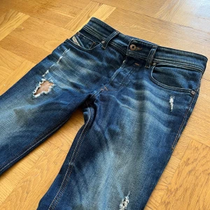 Diesel jeans  - Säljer dessa feta diesel jeansen pga de är för små. De är i storlek w27-28 L30. De hade en defekt/slitning där man såg igenom men jag har sytt på en läderbit på undersidan så att man inte ser hud, plus att de ser Tvärfet ut så. De har även en tvärsnygg fade! Vid frågor eller funderingar är det bara att kontakta mig✌️😁