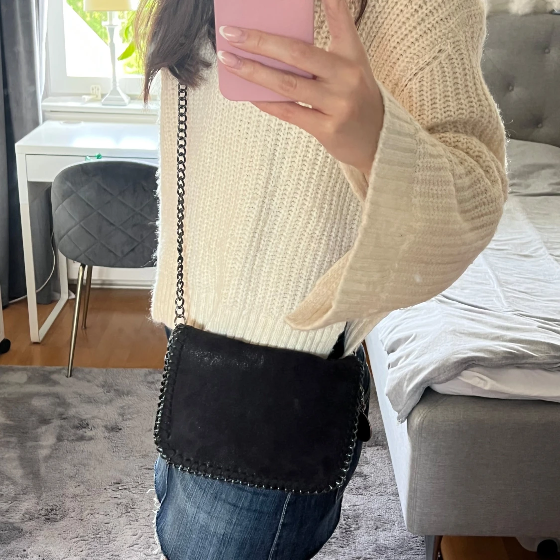 Söt svart axelremsväska med kedjedetaljer🤍 - 1