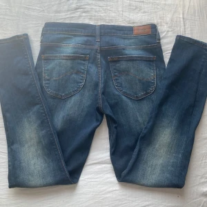Lee jeans - Blåa Slim fit lee jeans i strl xs
