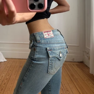 True Religion jeans - Lågmidjade True Religion jeans i modellen Billy💓midja 37 innerben 79 jae 165