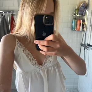 Somrig topp - Supersöt topp som är perfekt i sommar! Den är crémevit men har tyvärr några defekter (se bilder) därav priset💗