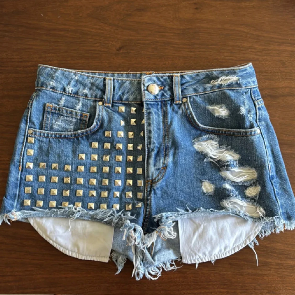 Jeansshorts med nitar