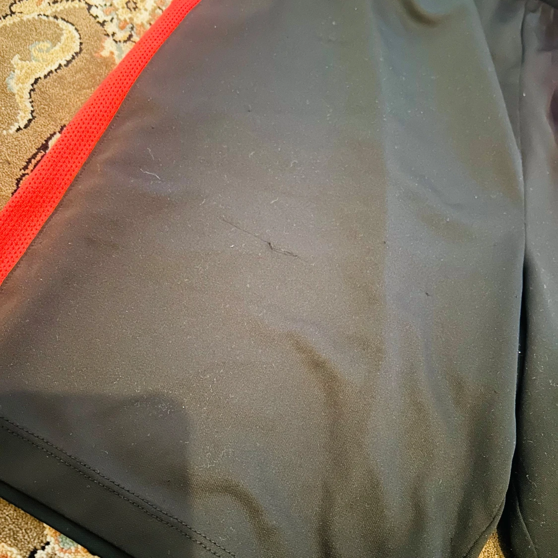 Nike Dri-Fit svarta shorts med röd detalj - 3