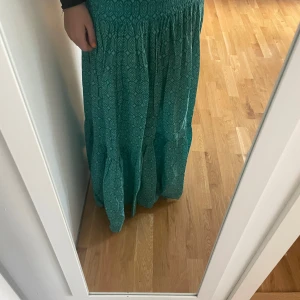 Grön långkjol med mönster - Trendig grön och lång kjol. Perfekt till sommaren. Köparen står för frakt💕