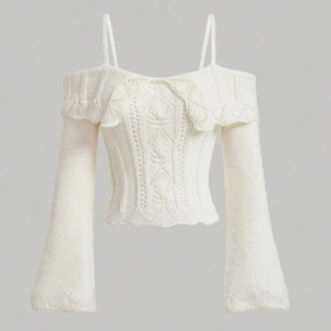 Vit stickad offshoulder topp - Superfin vit stickad tröja med offshoulder och smala axelband. Toppen har långa utsvängda ärmar, volangdetalj upptill och ett snyggt stickat mönster framtill. Croppad passform och vågig kant nertill ger en extra söt vibe.