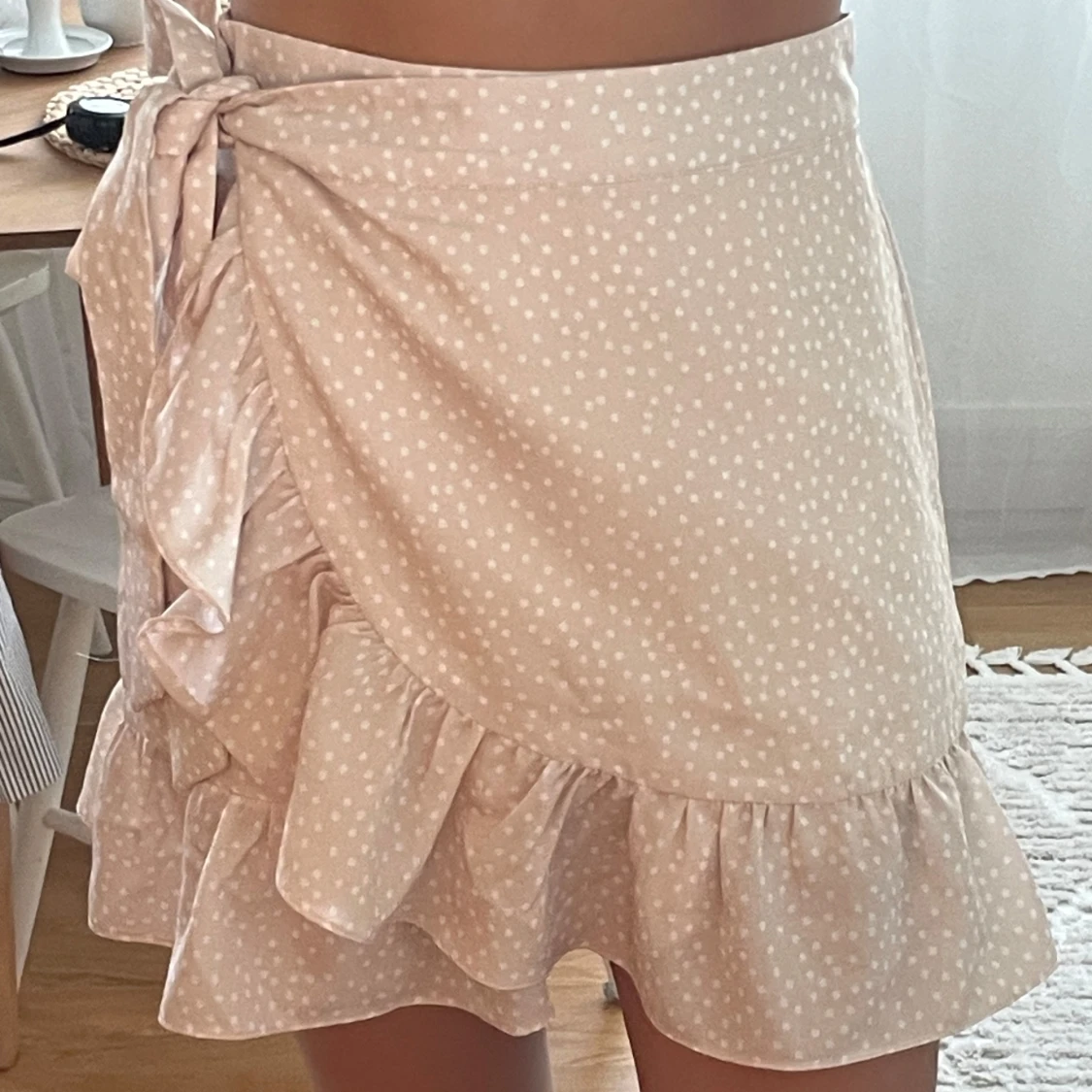 Beige prickig omlottkjol med volang