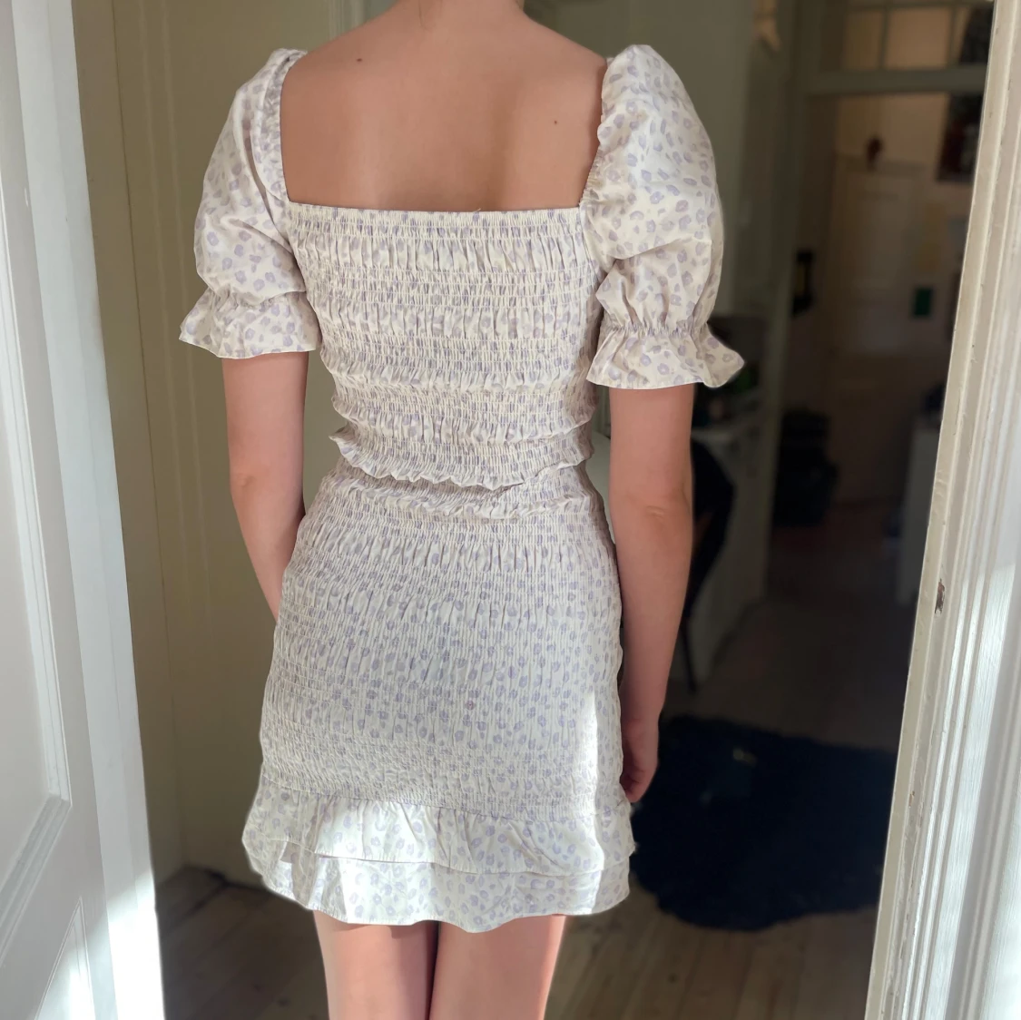 Ljus kort klänning med puffärm - 1