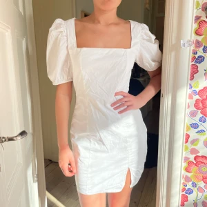 Vit kort klänning med puffärm - Superfin vit kort klänning🤍