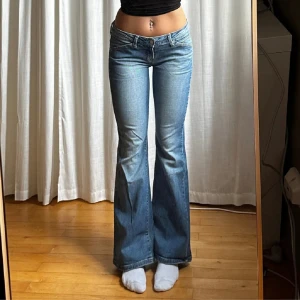 Levis bootcut jeans - Inte mina bilder!!  Säljer ett par vintage ljusblå Levis jeans med bootcut passform och låg midja som jag köpte på plick. Innerbenslängd: 78cm, Midja rakt över: 41cm.