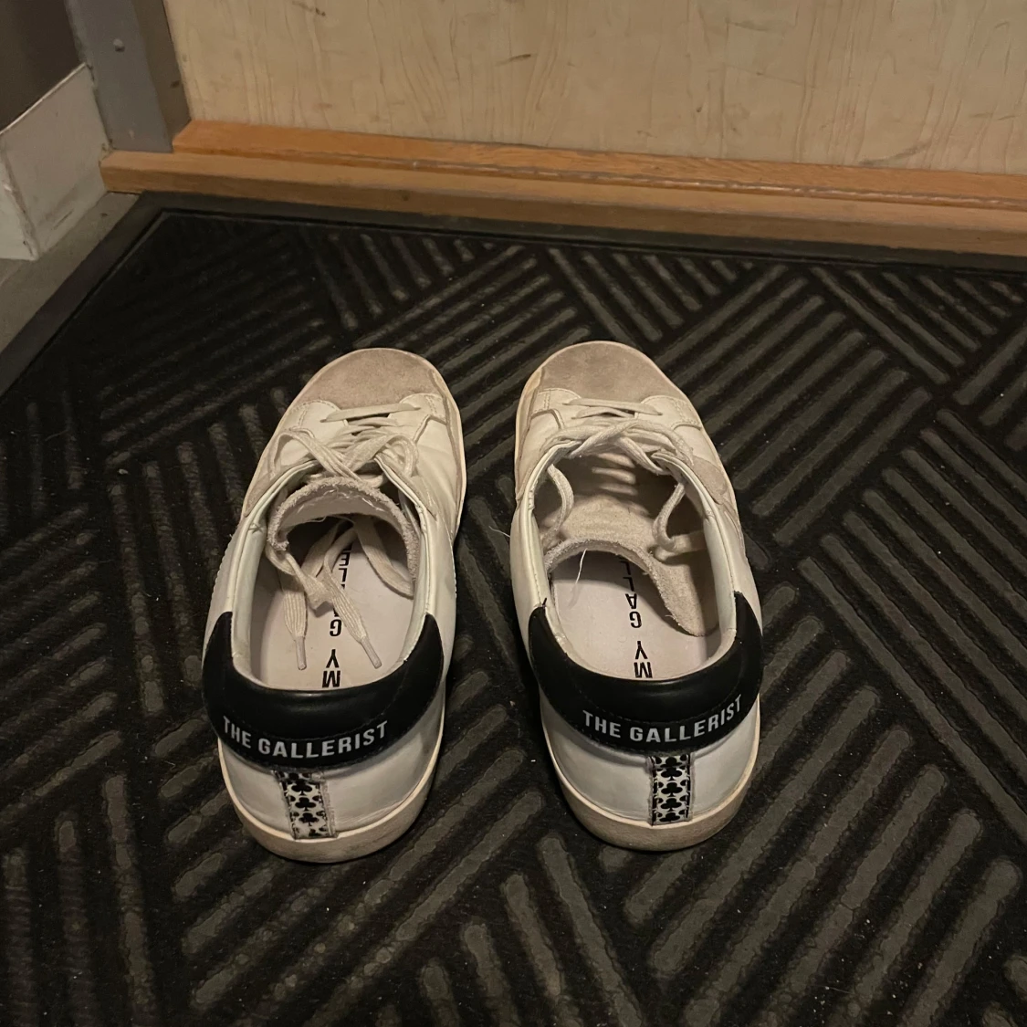 Vita sneakers från The Gallerist med grå detaljer - 3