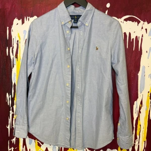Ralph Lauren Skjorta  - Fin Ralph lauren skjorta i barnstorlek 16. Passar runt 165 cm lång. Mycket fint skick.