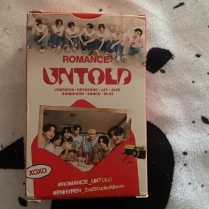 ROMANCE: UNTOLD - Enhypen romance untold photocards till salu för 100kr! Säljs då de it kommer till användning. OBS stickers är ej inkluderade