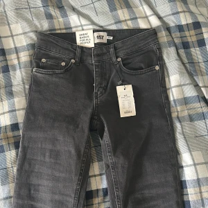 Lågmidjade jeans - Snygga lågmidjade bootcut jeans från lager 157🤩 Helt nya aldrig använda säljer för att de var för små för mig💕Tveka inte att kontakta mig om mått 🥰