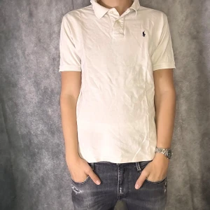 Ralph lauren piké - Mycket fint skick | passar M  | fraktar spårbart inom 24 timmar |  för att köpa klicka ” köp nu” | vid frågor skriv ett meddelande |