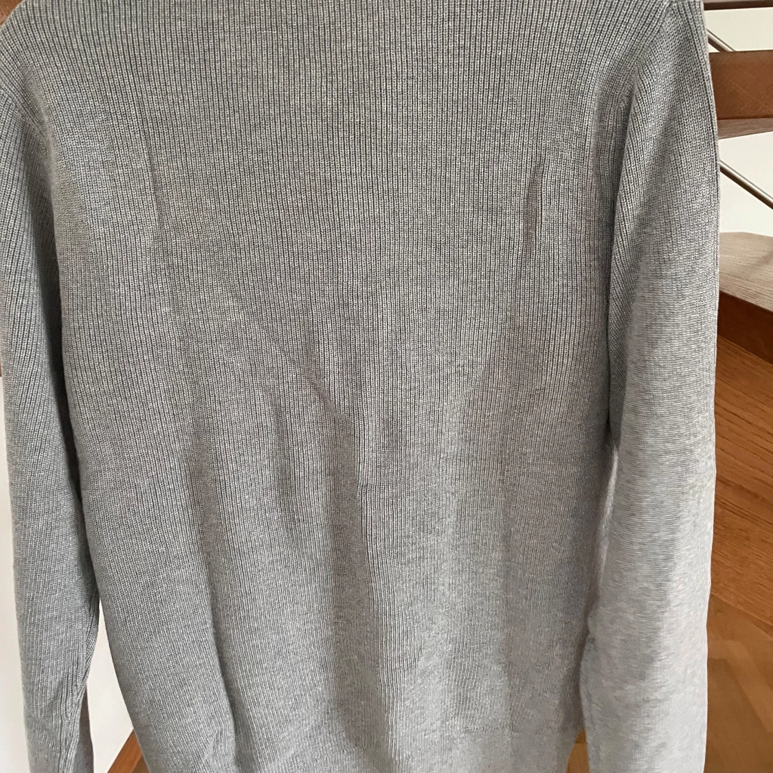 Grå ribbad pikétröja från Zara. Oanvänd, tagg på. - 2