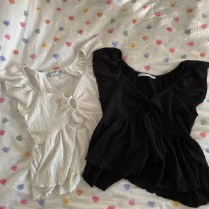 Svart och vit blus  - Den vita har en liiiiiten rosa prick i nacken men annars är dom båda i fint skick! 60kr för båda!