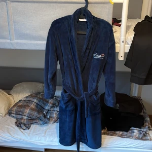 Morgonrock - En skön morgon rock med mjuk och skön insida och material, perfekt att använda för att gå runt i hemmet eller efter duschen. Inte använd så många gånger.