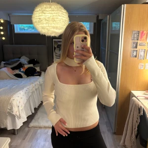 Ribbad topp från Bershka - En mycket fin vanilj vit kragtröja från Bershka🤍Tröjan är knappt använd alls och därför i mycket bra skick!