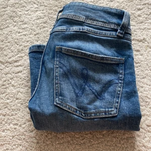 Stitch jeans från gina🤗 - Snygga blå jeans från Gina Tricot med bootcut-modell och klassisk femficksdesign. Jeansen har normal passform, låg midja och är tillverkade i mjukt denimtyg💕lik stitch jeansen från nelly☺️ älskarr men är tyvärr för små😭