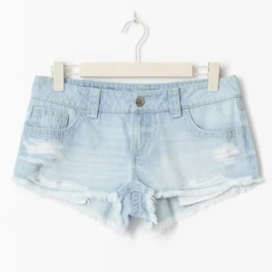 Ljusblå jeansshorts med slitningar - Snygga ljusblå jeansshorts med råa kanter och slitna detaljer framtill och på sidorna. Säljer dessa då dem var väldigt förstora för mig tyvärr men jätte fina!💞