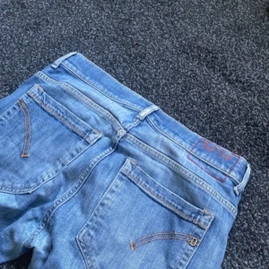 Dondup George  - Model: Donduo goerge, Nypris: 3500kr, skick: 7/10, mitt pris: 849, köp dessa och ett par Replay jeans i storlek w31 för 1299kr och få en polo piké grattis på köpet, lägg ett bud eller köp direkt, MVH// Hypetrends