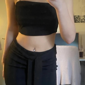 Boohoo bandeau topp + kjol  - Säljer ett svart set från boohoo. Alltså både kjolen och toppen inkluderat i priset