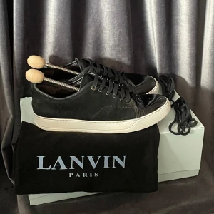 Lanvins - Lanvin cap toe - skick 8/10, en liten defekt längst fram på tån på båda skorna (bild 2), men inget som påverkar eller syns under användning! - stl: UK 7 ≈ EU 41 - tillbehör: box, dustbag & extra lanvin snören - helt nya snören är påsatta! - hör av er vid frågor🙌