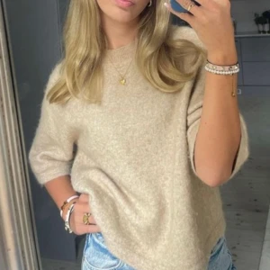 beige stickad trekvartsärm tröja - från gina tricot, mycket fint skick, inga tecken på användning 😍 lånade bilder! skriv för egna bilder