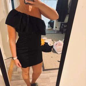 Satin klänning från H&M - One shoulder satin klänning från H&M. Aldrig kommit till användning, prislapp kvar, storlek s!