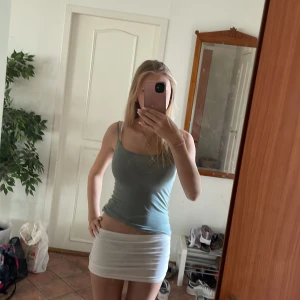 Militär grön linnetopp med smala axelband - Säljer en militär grön, tight linnetopp med smala axelband och rundad halsringning. Toppen är enkel och stilren, perfekt att matcha med kjol eller jeanshorts. Materialet känns mjukt och stretchigt, vilket gör den riktigt bekväm att bära. Väldigt vacker nu till sommaren! 