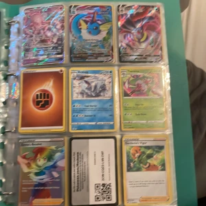 Pokémonkort - Samlarpärm - Fet samlarpärm fylld med Pokémonkort! Här hittar du både klassiska och moderna kort, inklusive holografiska och energikort. Perfekt för dig som vill bygga din egen samling eller byta med vänner. En grym start för alla Pokémonfans! En bok full med olika Pokémon kort!