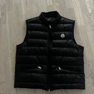 MONCLER VÄST - Moncler LOUNGE SAISON gui väst, storlek 6. Ägt den ett år ungefär men har ingen användning för den längre. Fint skick. 4500kr,  billigare vid snabb affär 
