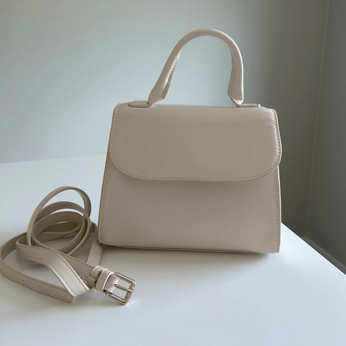 Beige handväska från NA-KD i skinnimitation - 3