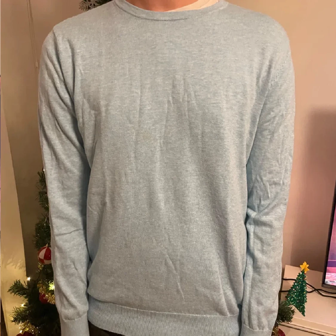 Ljusblå stickad tröja med rund hals - 1