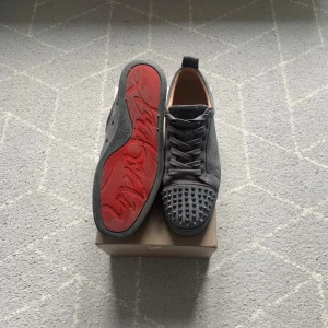 Christian Louboutin skor  - Säljer nu mina Louboutin skor i storlek 44. Skorna har envärds endast ett par månader och ör fortfarande i ganska bra skick, dock är den högra skon lite skadad på sidsn(se på bild 4)men annars är det inget fel på dem.