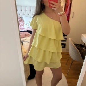 Gul volangklänning - Intressekoll på min superfina klänning från Zara!! Storlek M men passar även mig som har S🥰. Har två små fläckar men inget man riktigt tänker på, den större är bakom en volang och syns inte alls. Väldigt eftertraktad!!