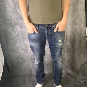 Dondup George jeans med slitningar  - Mycket fint skick | Size 34 passar 33/32  | fraktar spårbart inom 24 timmar |  för att köpa klicka ” köp nu” | vid frågor skriv ett meddelande |