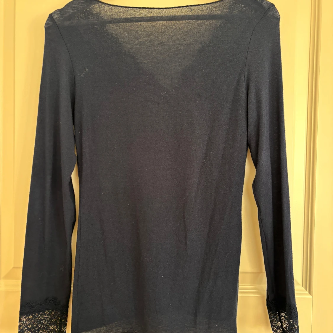 Mörkblå spetströja från Intimissimi - 2