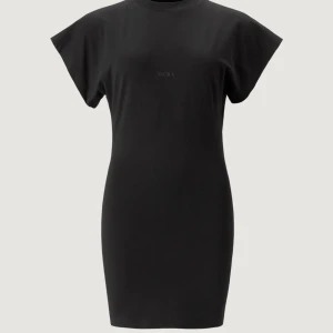 Svart t-shirtklänning från ÀVORA - Svart kort t-shirtklänning från ÀVORA med rund halsringning och breda, korta ärmar. Enkel och stilren design i mjuk bomull, perfekt för en avslappnad look. Diskret logga framtill. Snygg och bekväm passform. Nypris: 1200kr