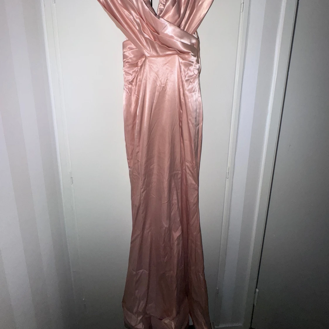 Lång glansig champagnefärgad klänning - 1